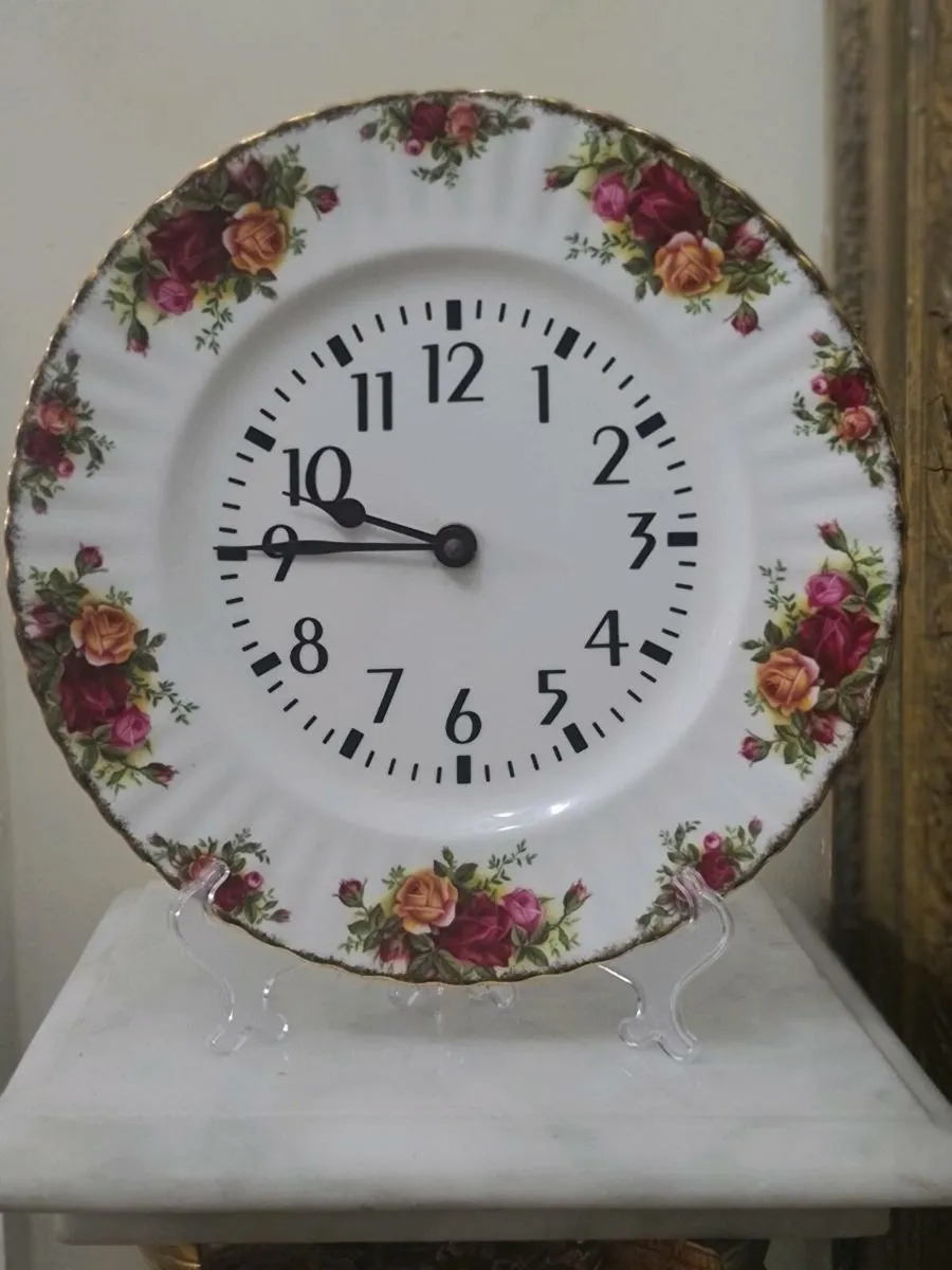 Royal albert old country roses clock - Image 1