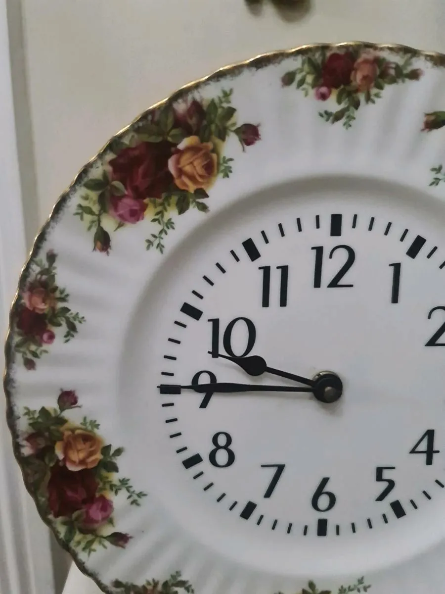 Royal albert old country roses clock - Image 2
