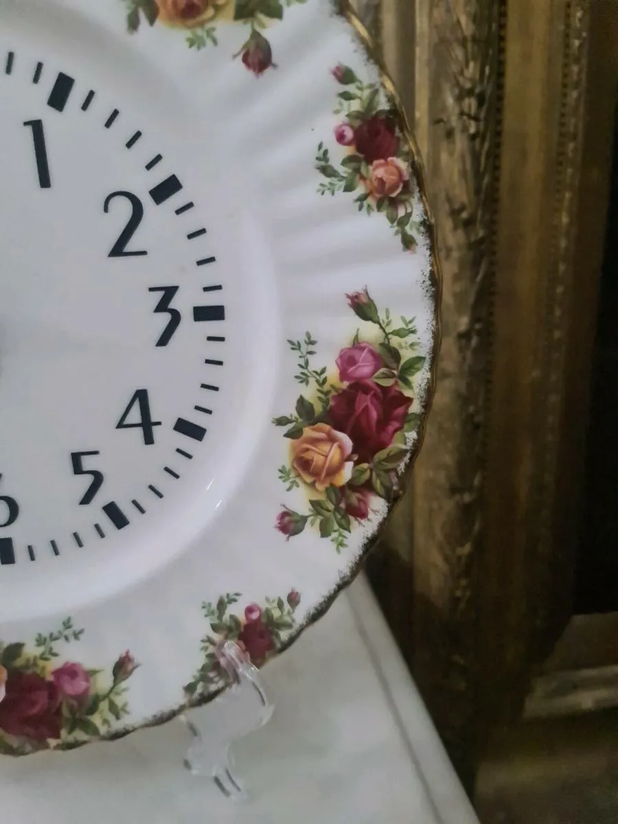 Royal albert old country roses clock - Image 3