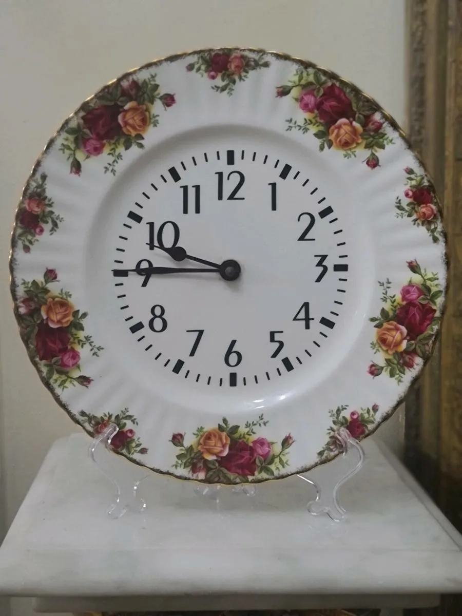 Royal albert old country roses clock - Image 4