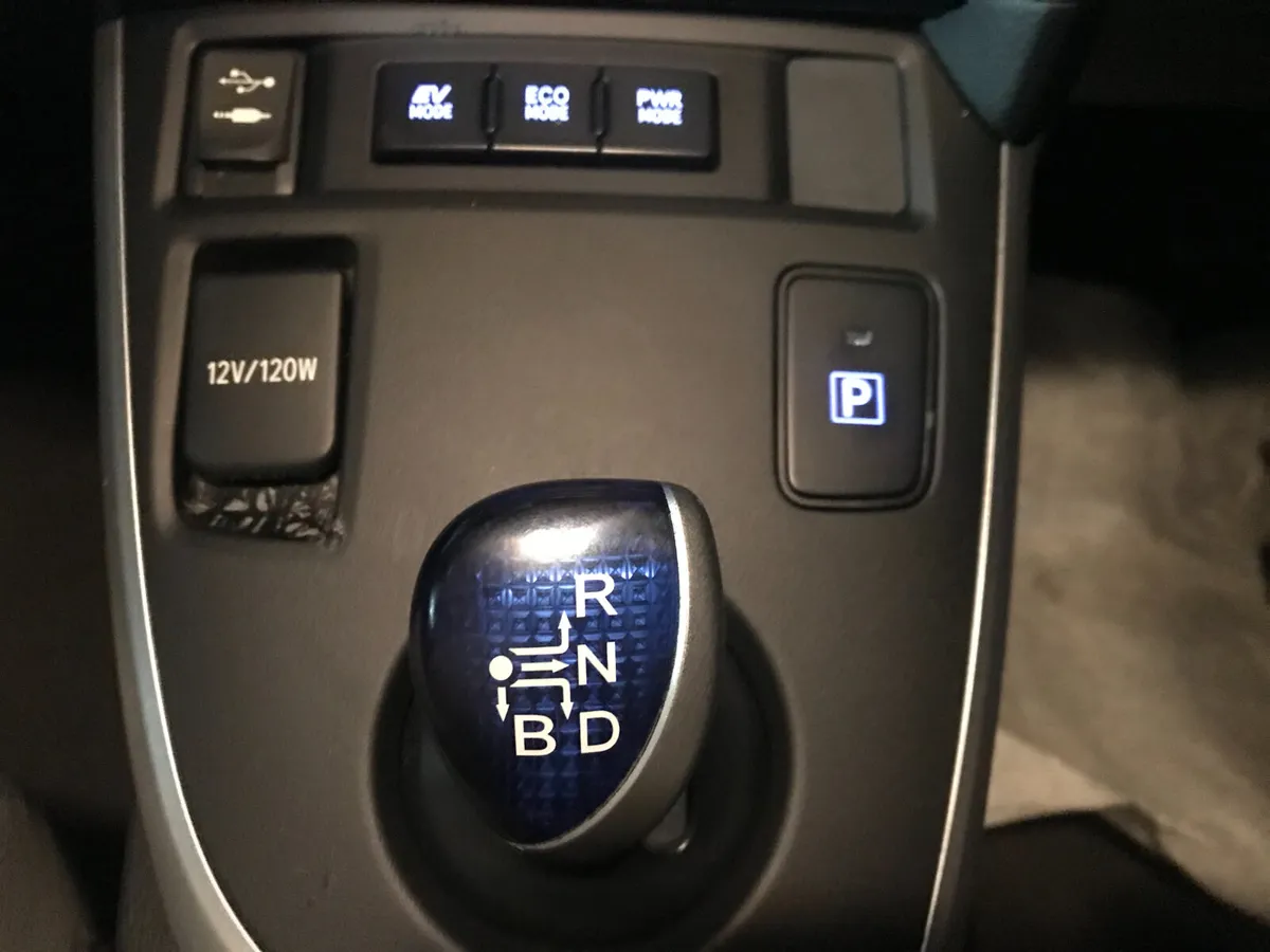 Toyota Auris Automatic Petrol/Hybrid 2014 - Image 3