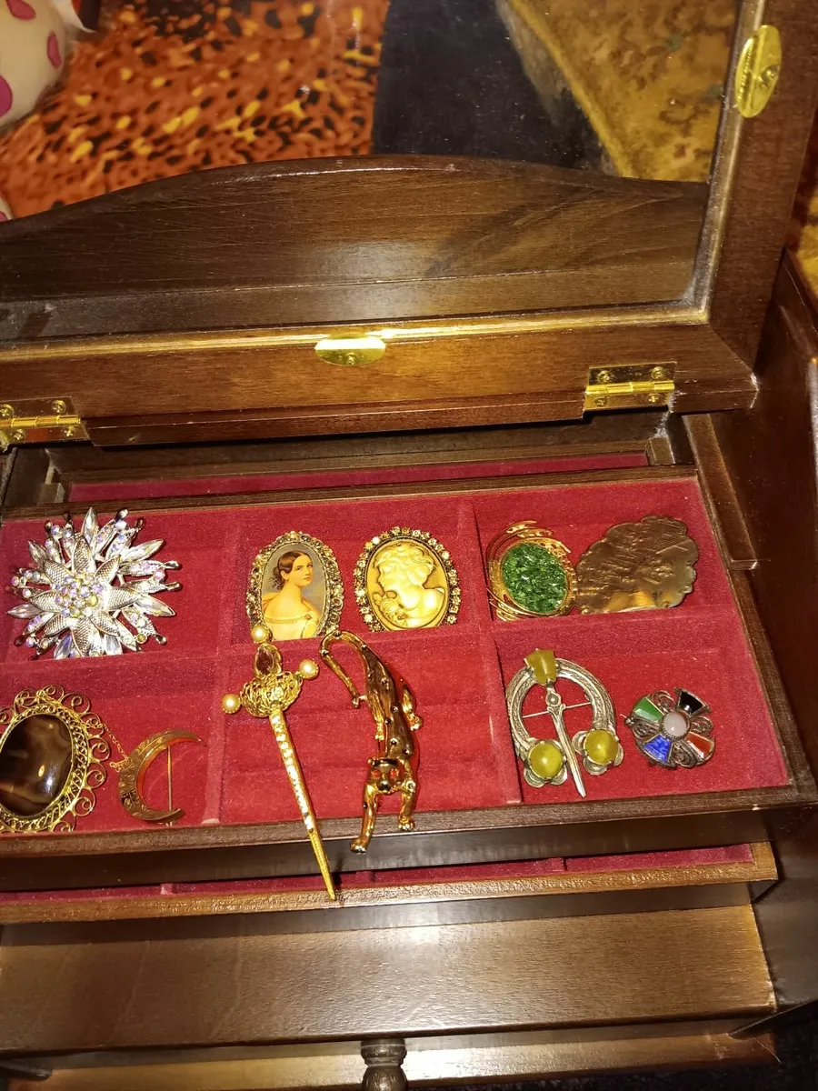Brooches - Image 2