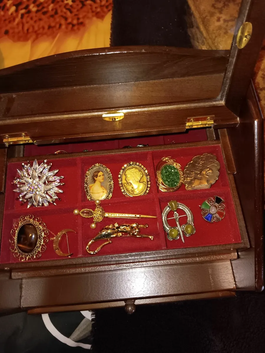 Brooches - Image 3