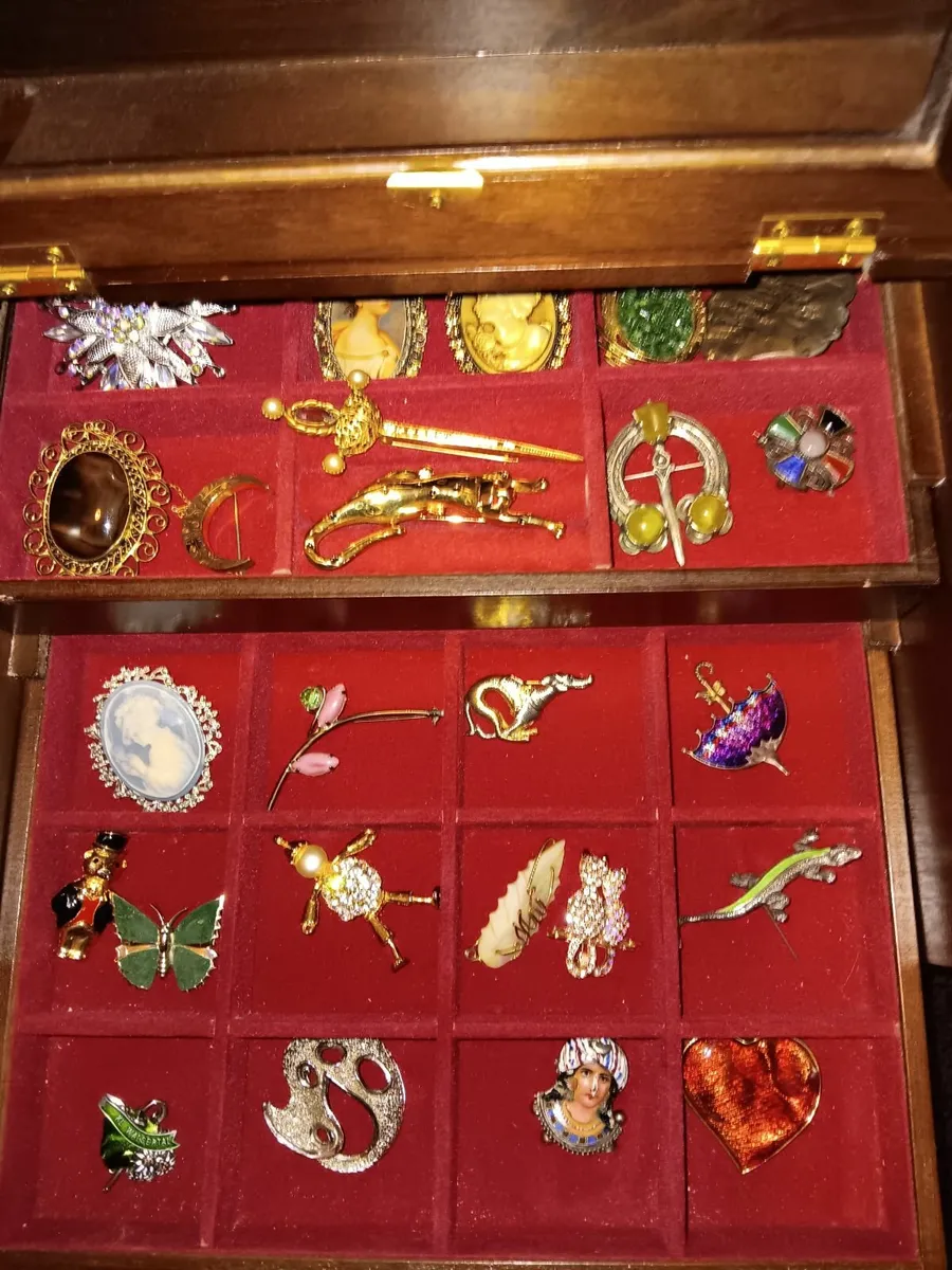 Brooches - Image 4