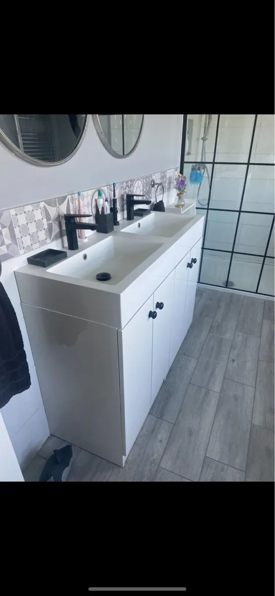Bathroom ware - Image 1