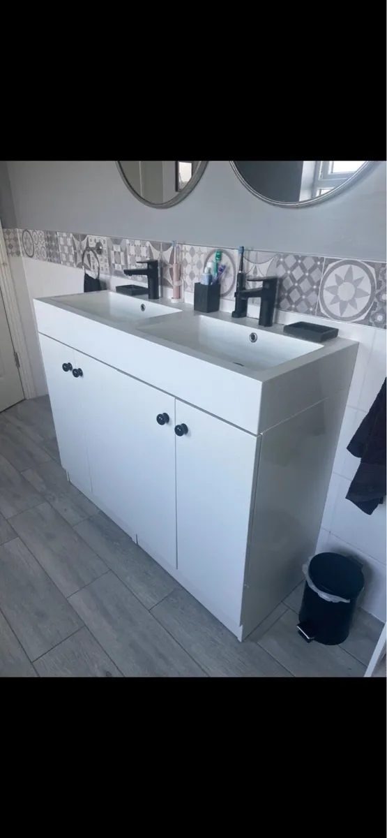 Bathroom ware - Image 2