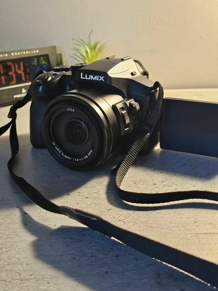 Panasonic Lumix DMC-FZ330 digital camera - Image 3