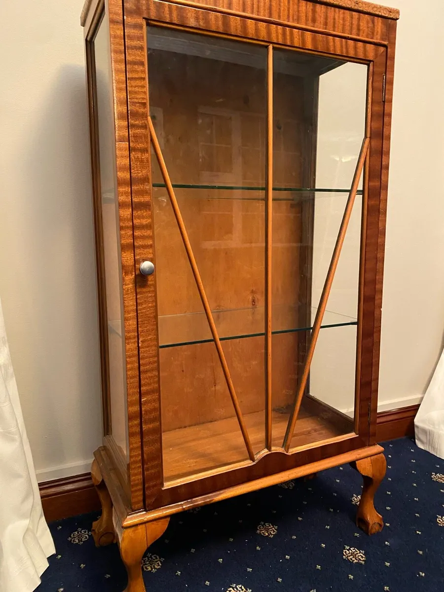 Bar stools and small display cabinet - Image 1