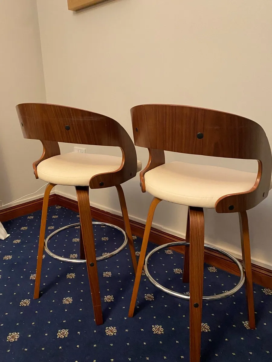 Bar stools and small display cabinet - Image 2