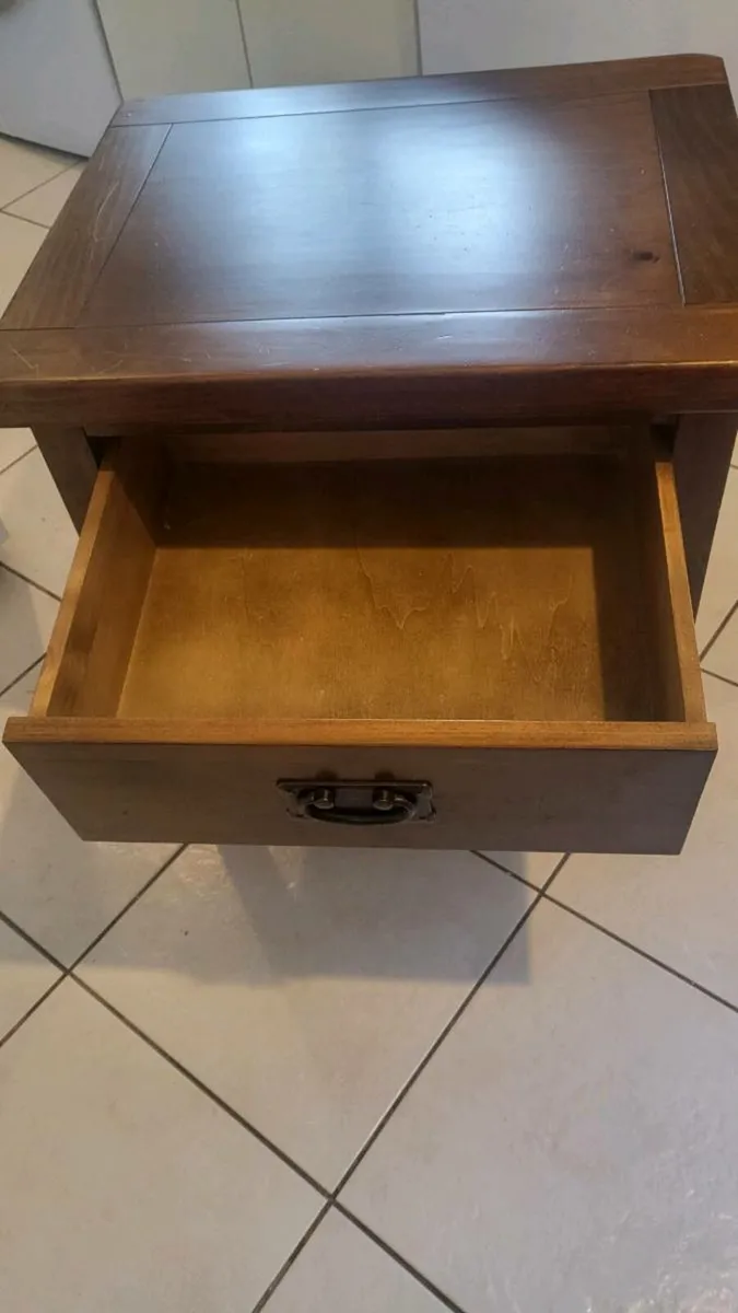 2 solid side Tables - Image 4