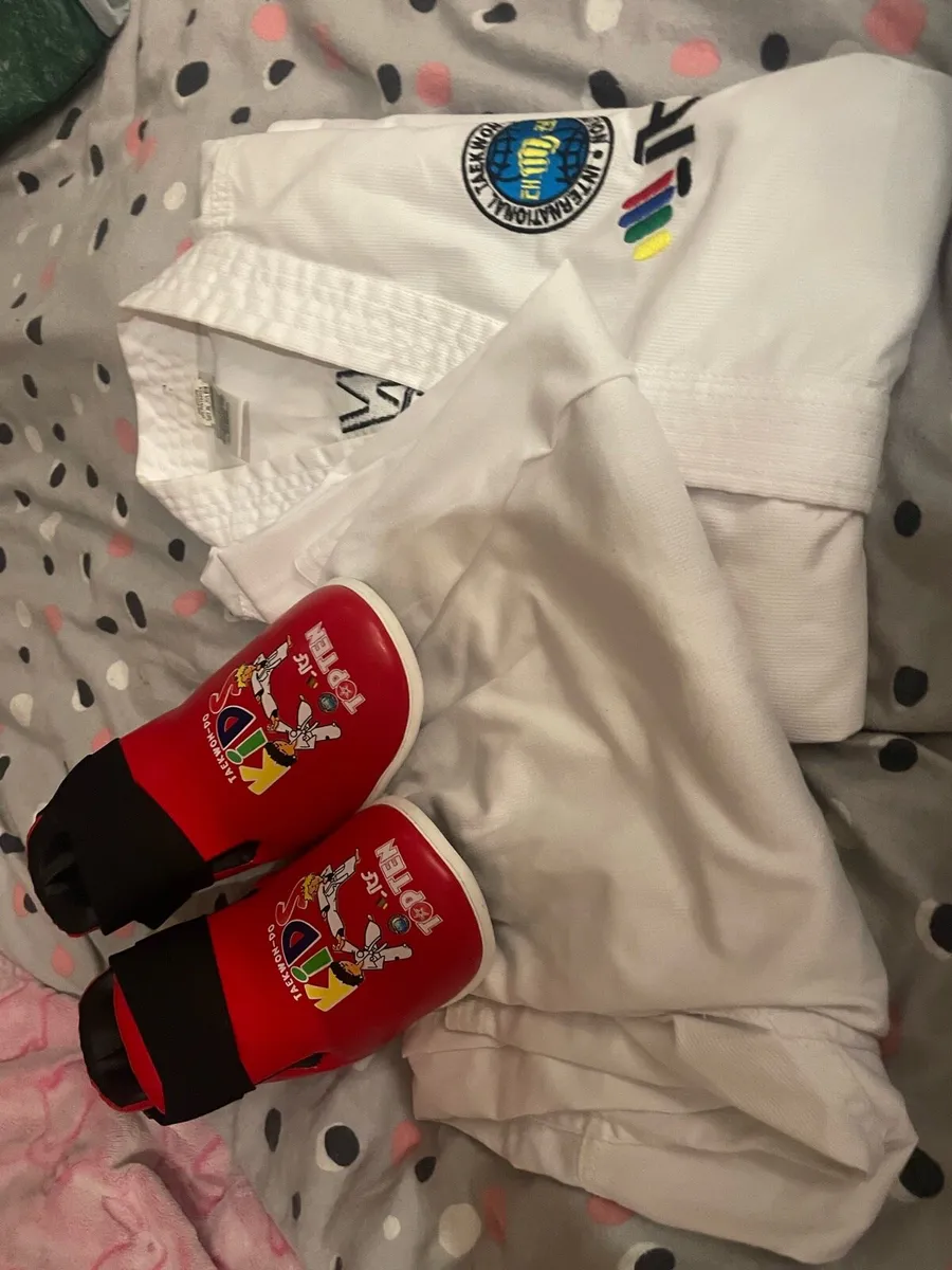 Taekwondo suit and sparing gear - Image 1