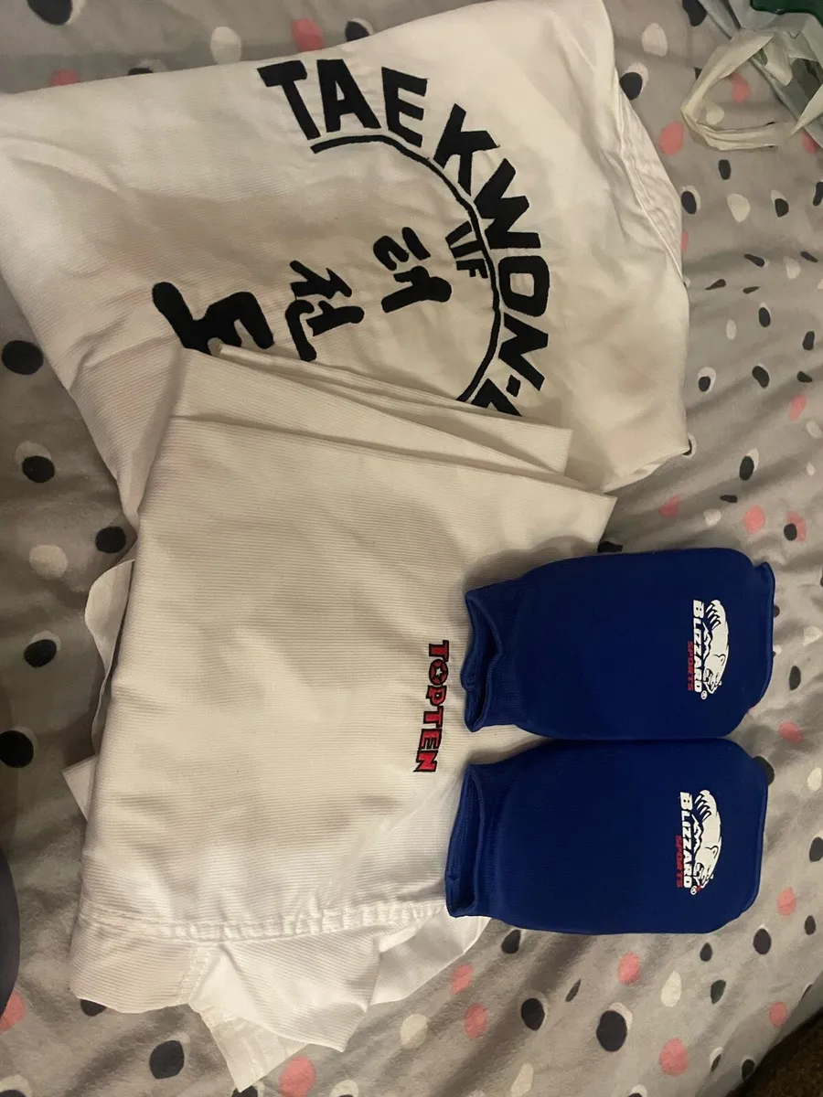 Taekwondo suit and sparing gear - Image 2