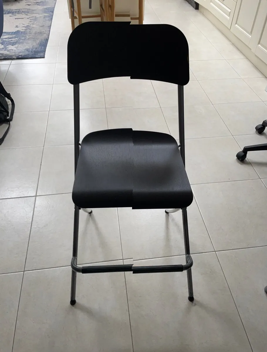 Black stool with foot bar - Image 1