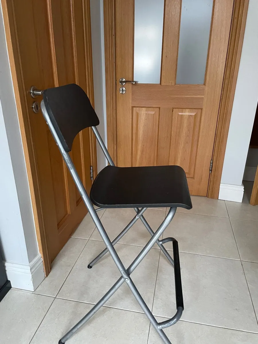 Black stool with foot bar - Image 2