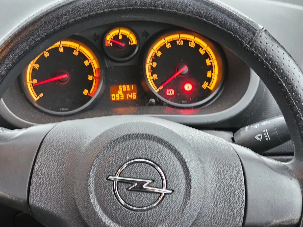 Opel Corsa 2011 low miles €1333 no offers - Image 3