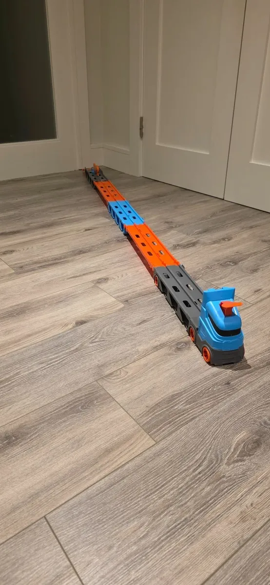 Hotwheels 2 in 1 Transporter and track - Image 1