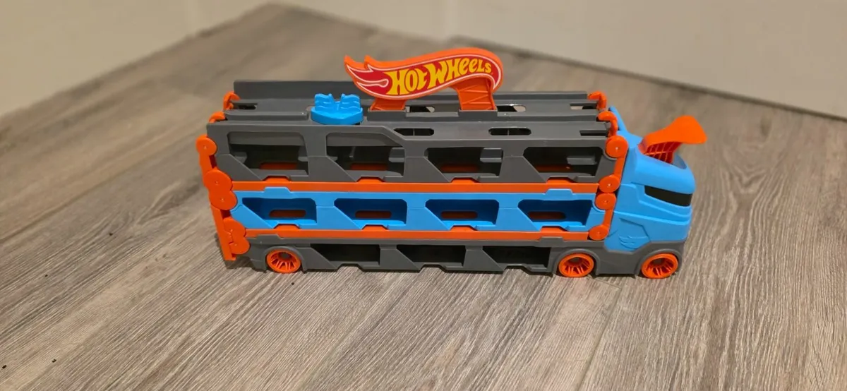 Hotwheels 2 in 1 Transporter and track - Image 2