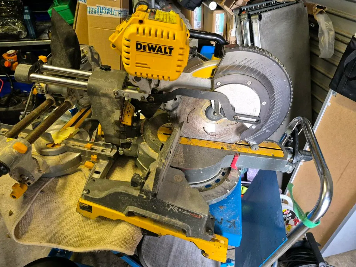 Dhs780 dewalt saw - Image 1