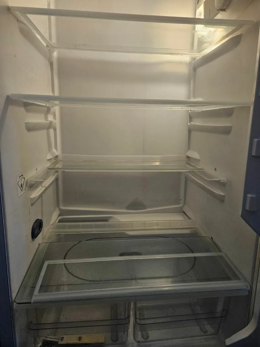 Integrated fridge - Image 1