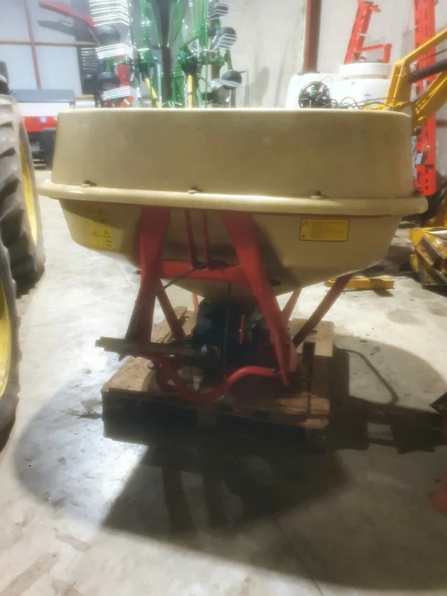 Vicon 1200kg sower - Image 3
