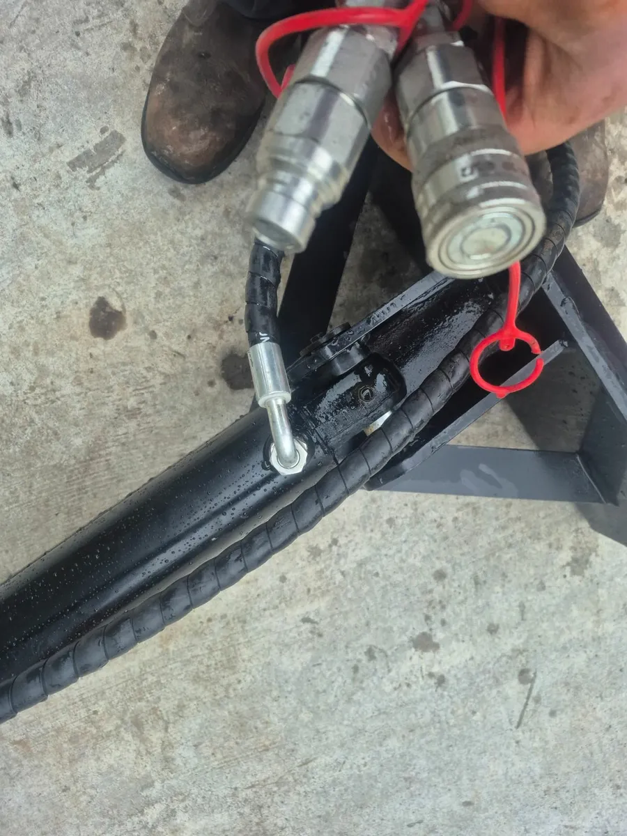 Digger attachment for mini loader - Image 3