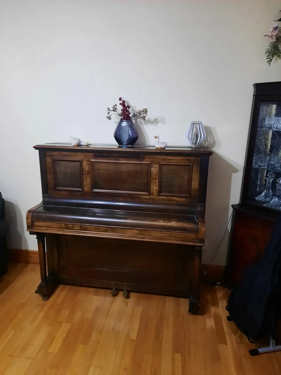 Piano. - Image 2