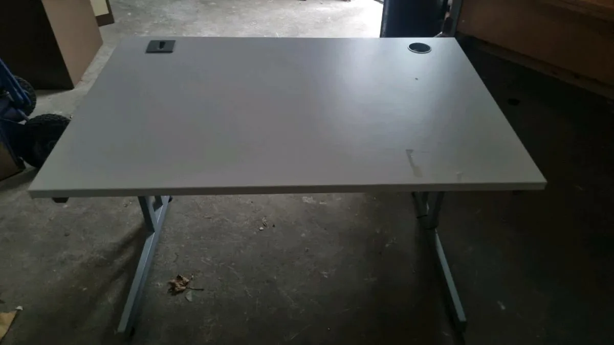Office desks and lockers - Image 1