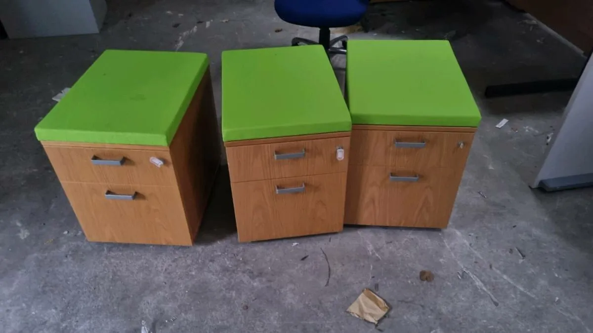 Office desks and lockers - Image 2