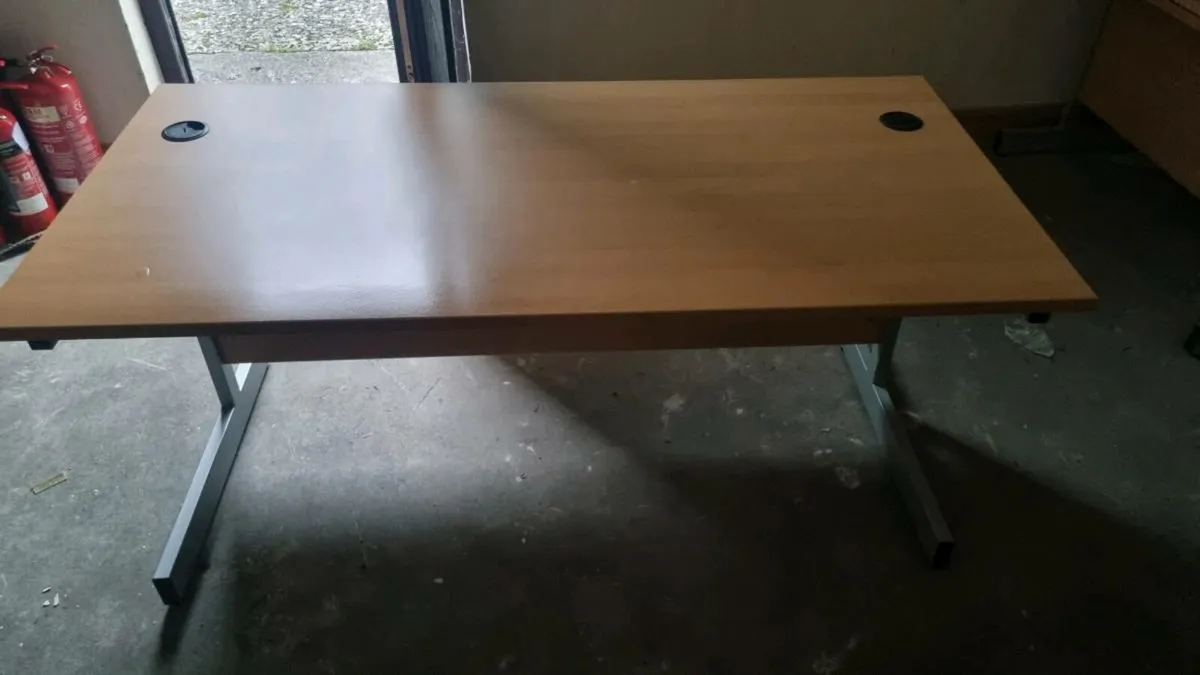 Office desks and lockers - Image 3