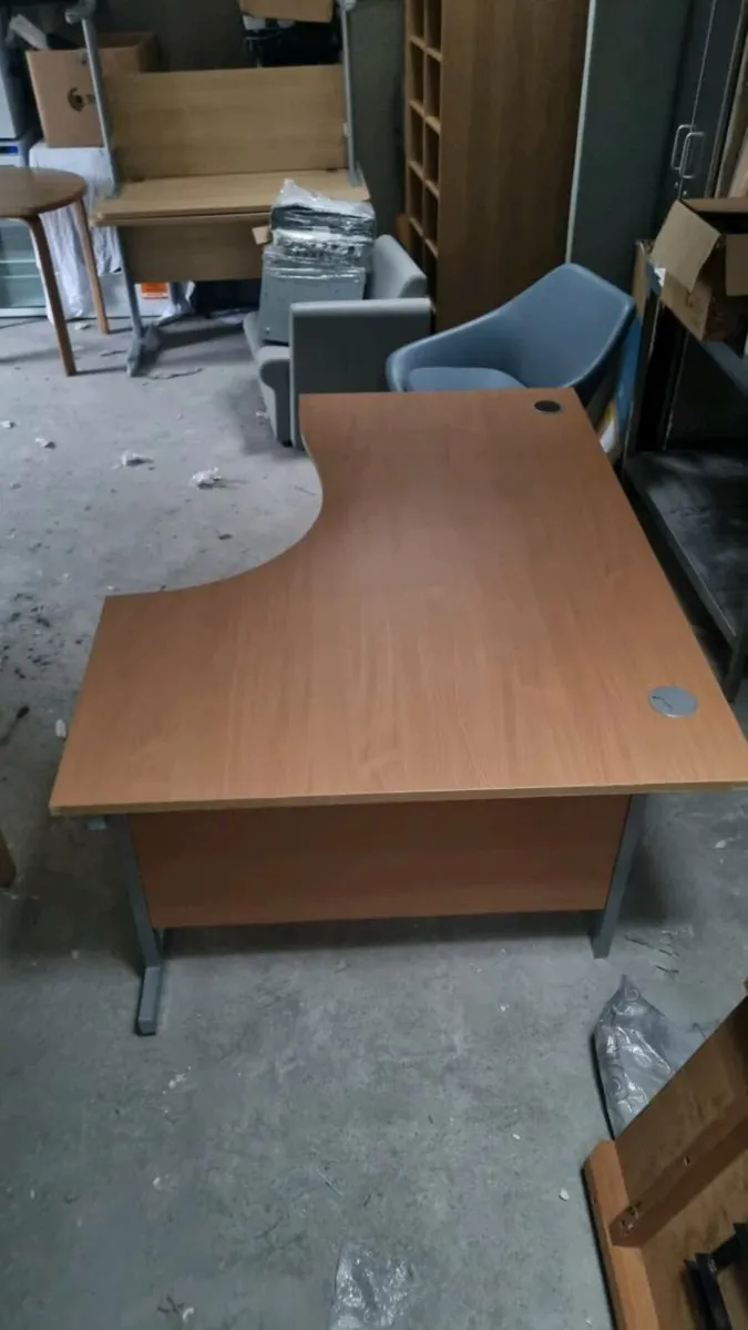 Office desks and lockers - Image 4