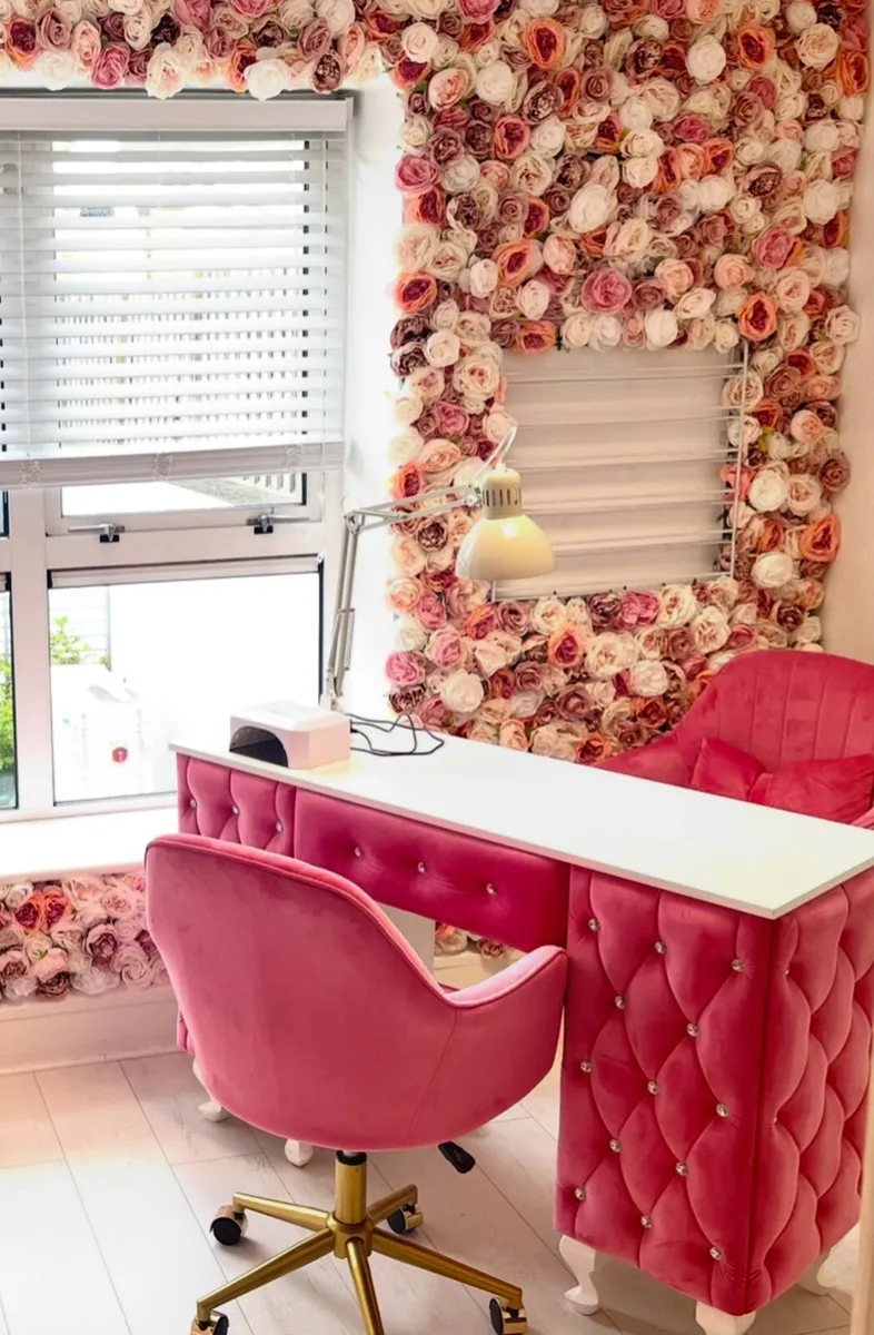 Salon furniture. - Image 1
