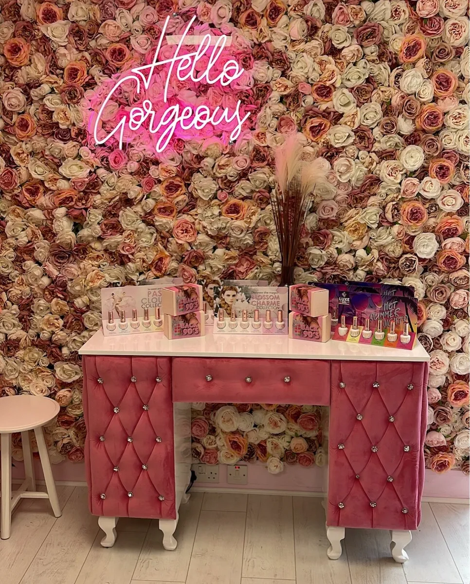 Salon furniture. - Image 2