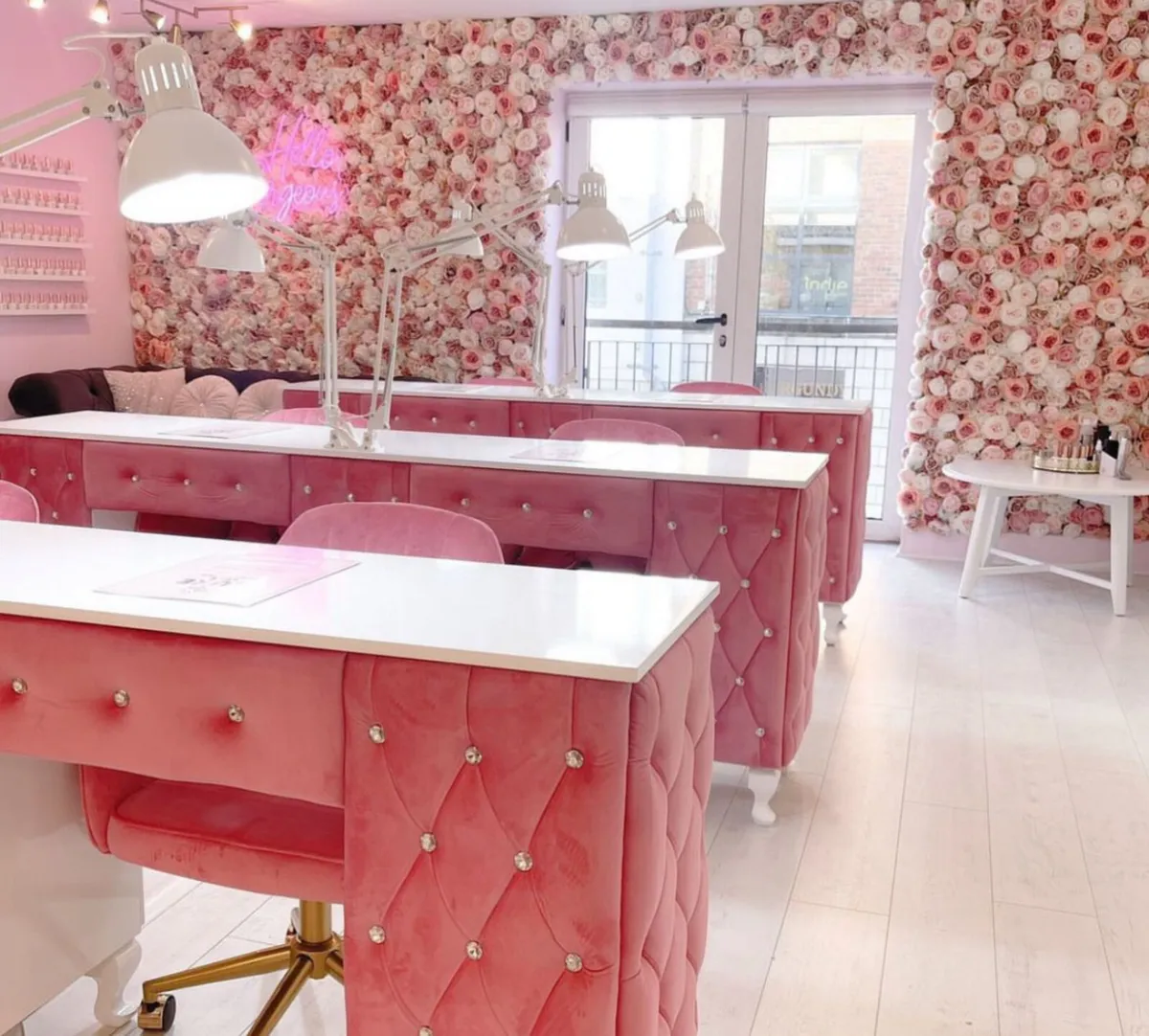 Salon furniture. - Image 3