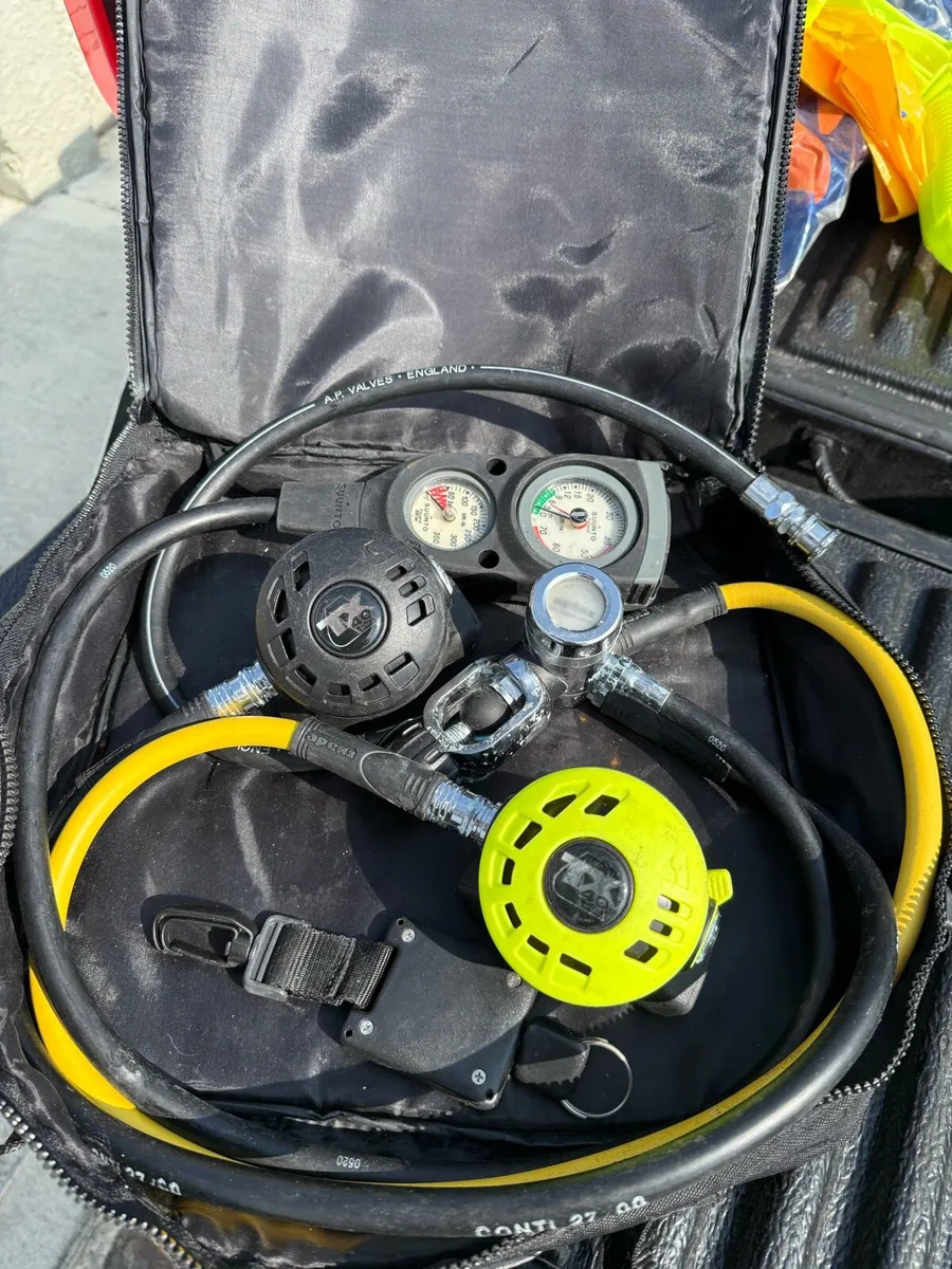 Apeks scuba diving regulator set - Image 1