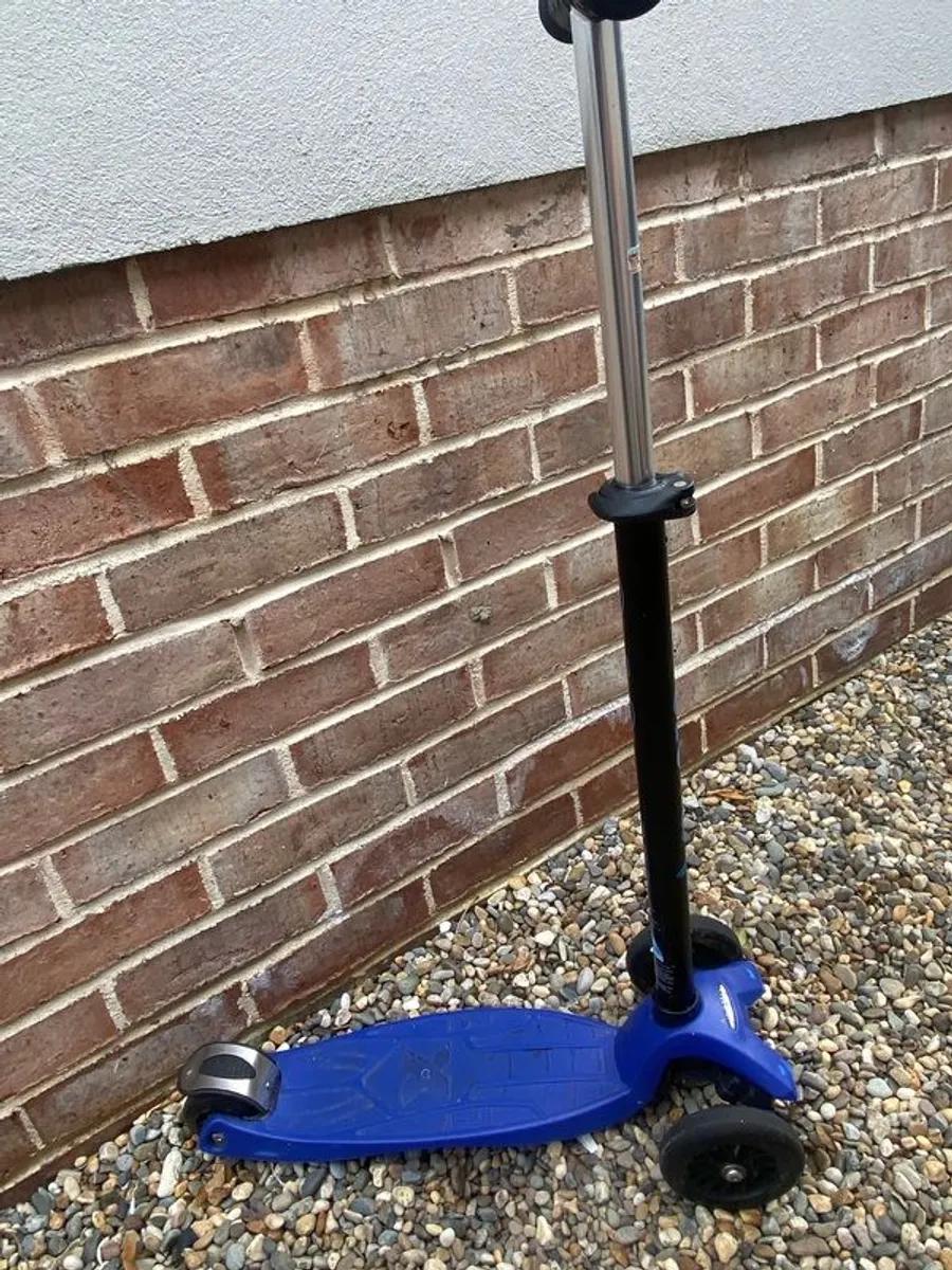 scooter maxi micro blue 7-12 years - Image 2