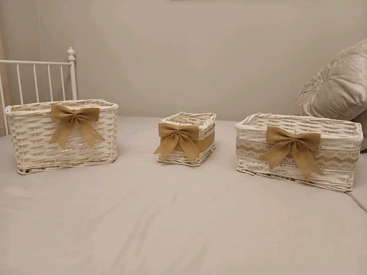 3 decorated white wicker baskets - Image 1