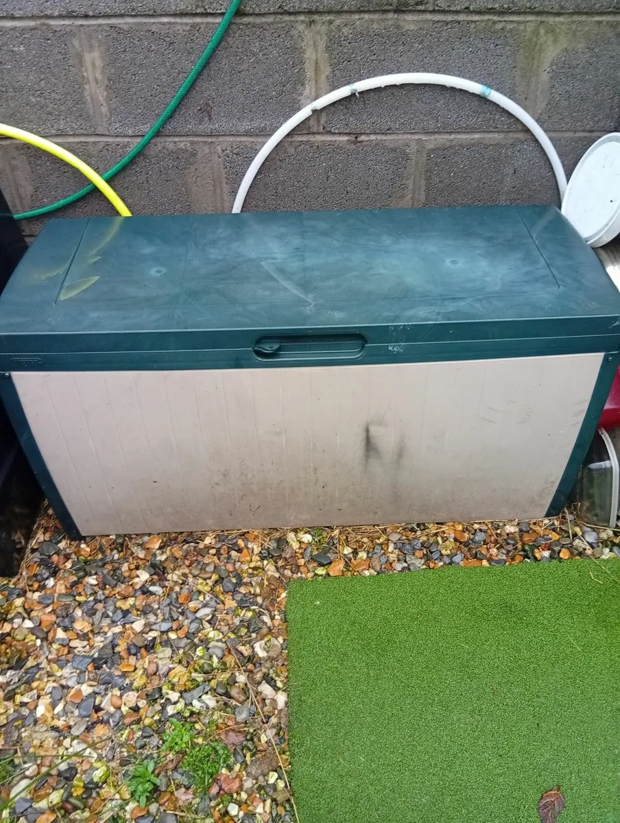 Quality Roomy Outdoor Keter Storage box - Image 1