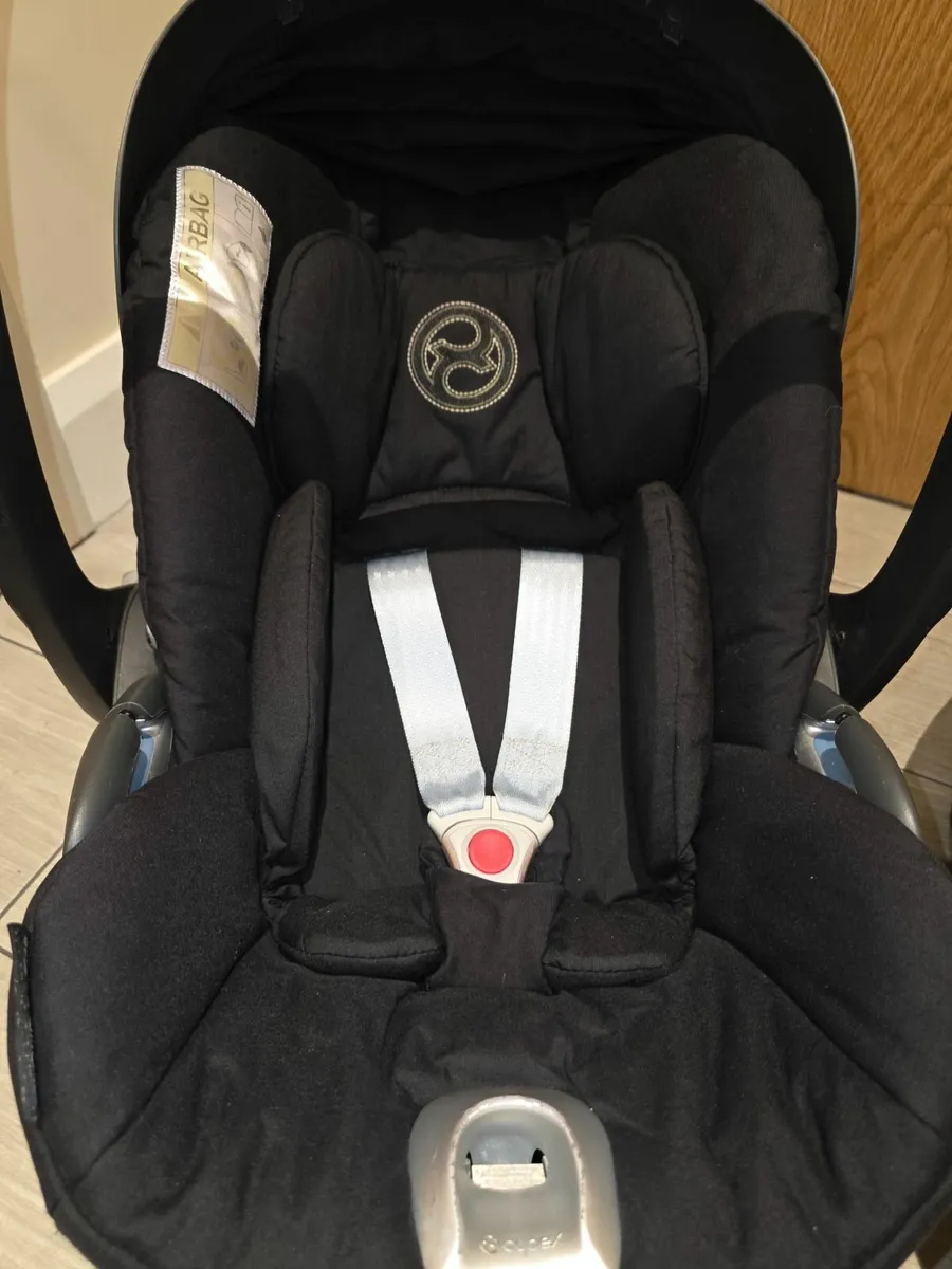 SPOTLESS Cybex swivel car seat  and isofix base - Image 4