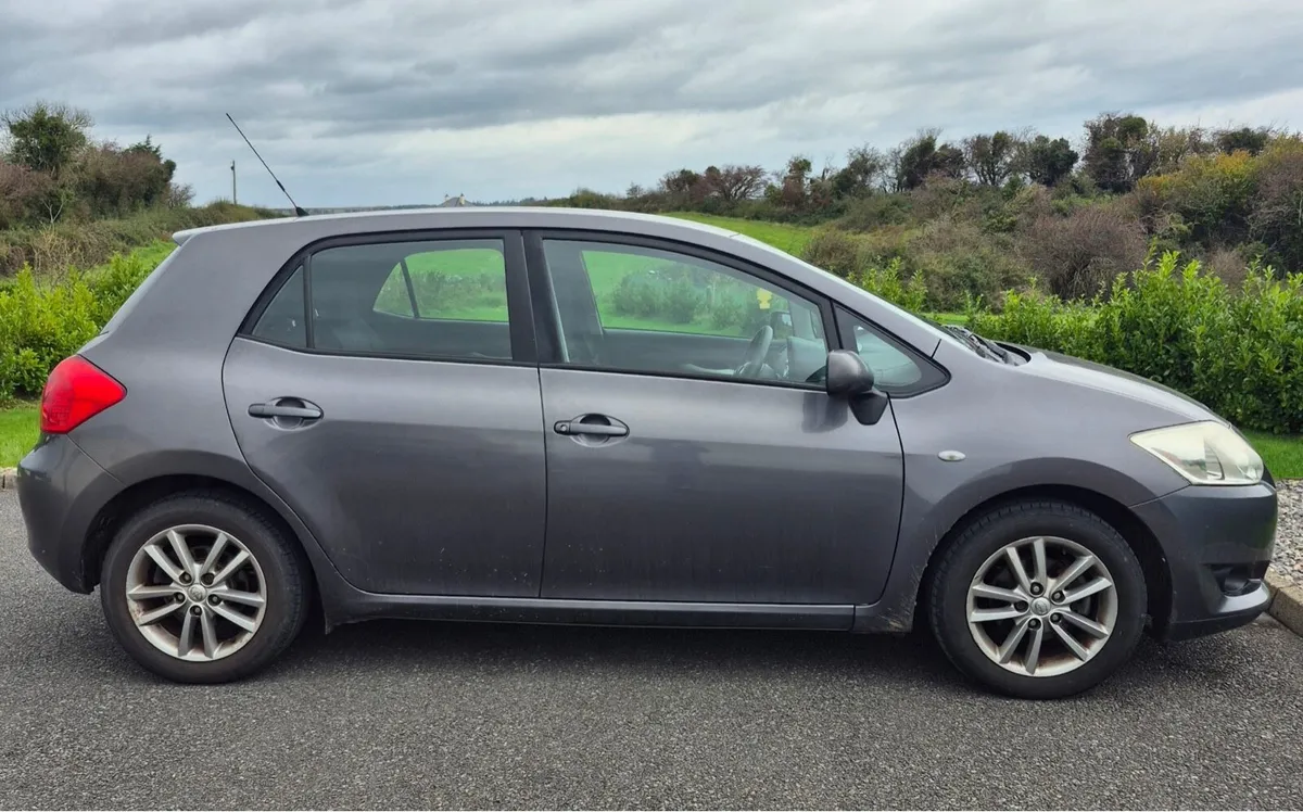2010 Toyota Auris - Image 1