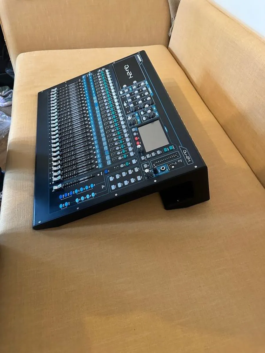 Allen and Heath QU-24 Digital Mixing Desk - Image 2