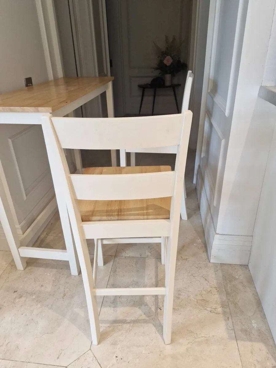 Table and stools - Image 2