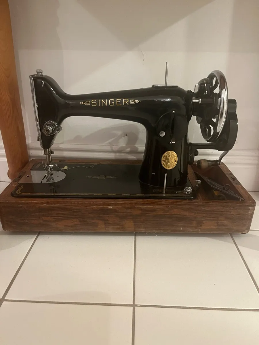 Singer sewing machine - antique - Image 1