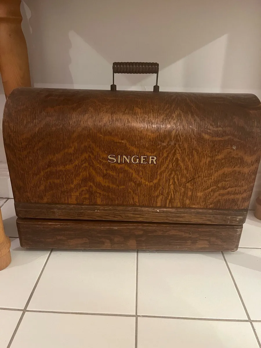 Singer sewing machine - antique - Image 2