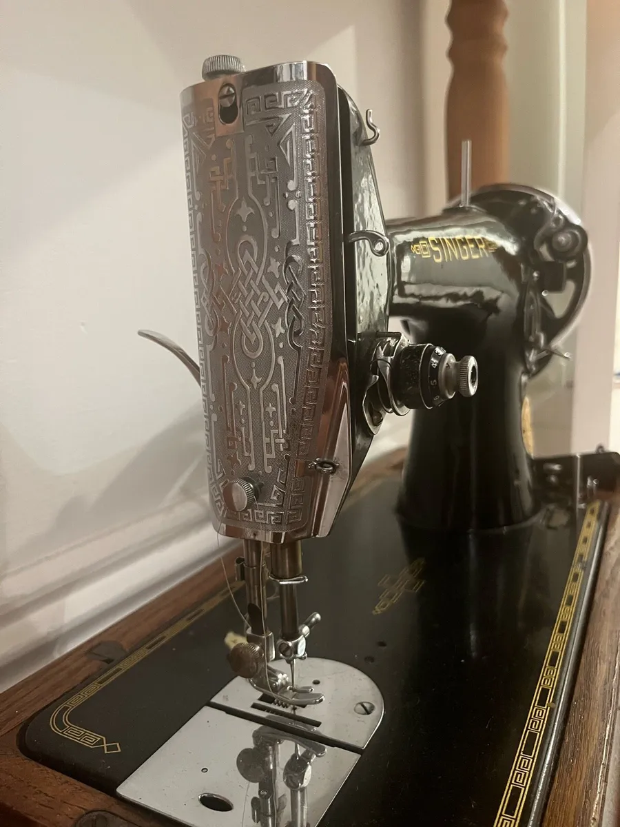 Singer sewing machine - antique - Image 3