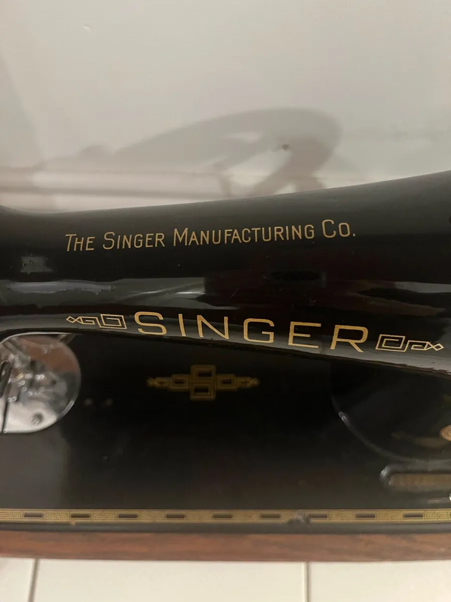 Singer sewing machine - antique - Image 4