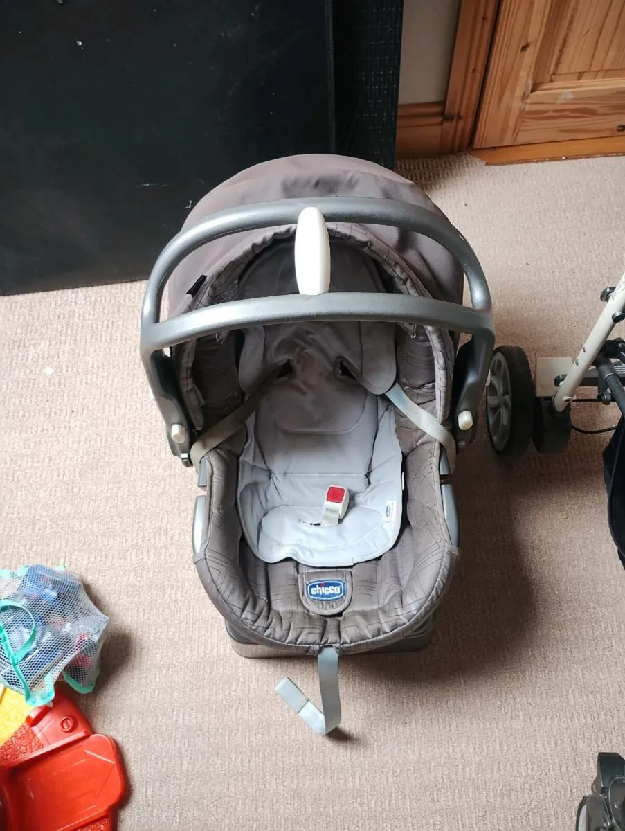 Chico Baby Travel System (Buggy,pram & car seat) - Image 2