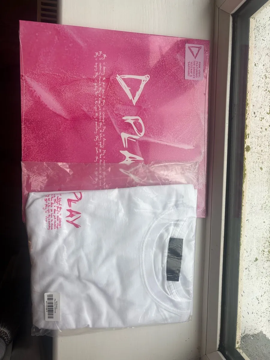 Ed Sheeran vinyl record with t shirt - Image 1