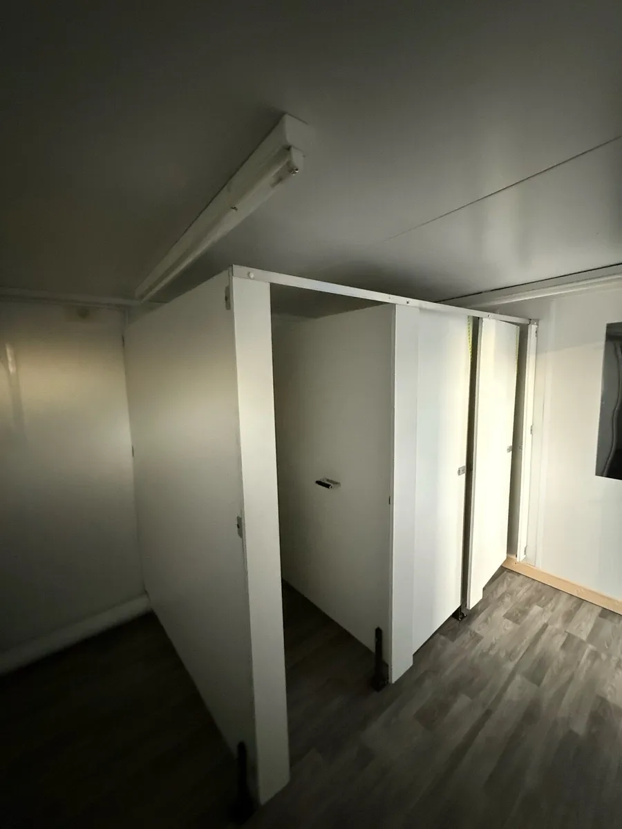Large toilet block/ shower - Image 4