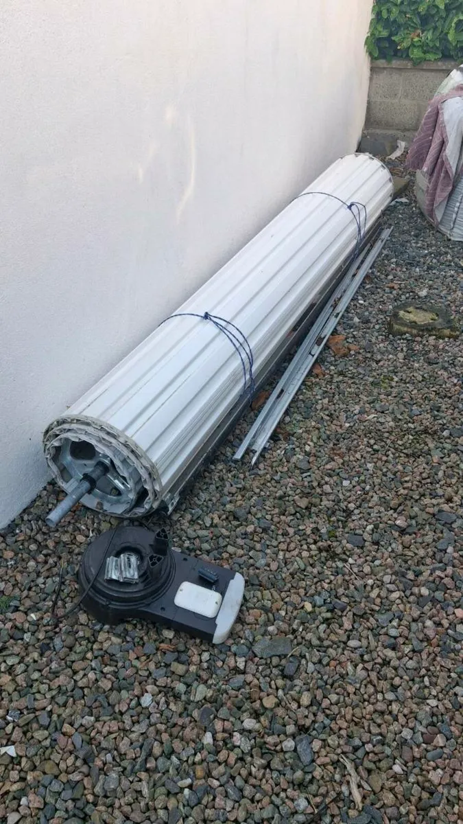 Gildroll electric garage door - Image 1