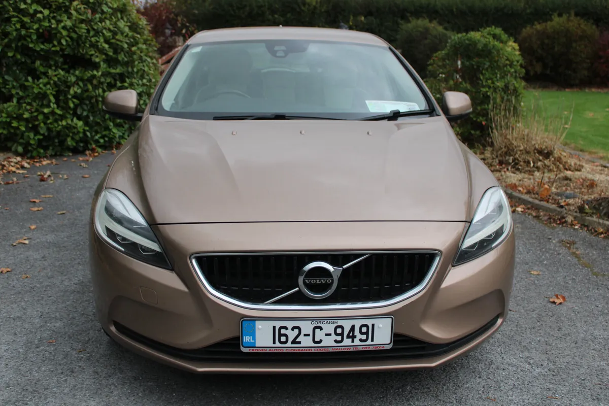 2016 (162) VOLVO V40 2.0 D2 120bhp. MOMENTUM 5dr. - Image 2